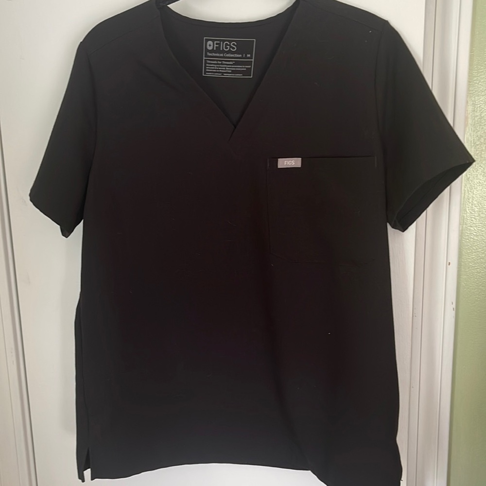 FIGS black one pocket top